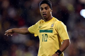 爱游戏入口-德布劳内王者归来！首秀惊艳全场，RNG观众集体沸腾